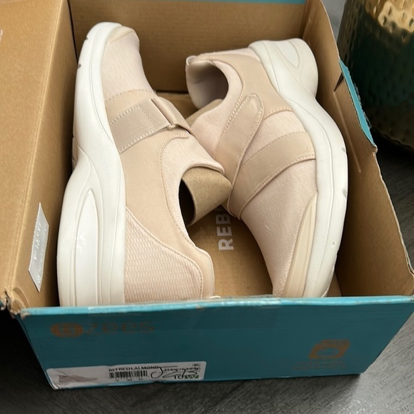 Bzees Women's Refresh Slip On Sneaker (WIDE) - Picture 2 of 11